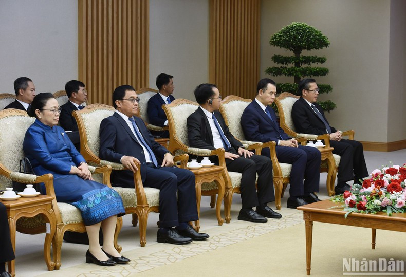 Miembros de la delegación encabezada por Saleumxay Kommasith.