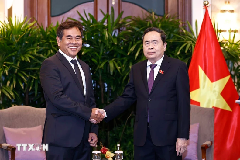El titular de la Asamblea Nacional de Vietnam, Tran Thanh Man, recibe a Lee Chong Min, presidente del Fondo de Inversión CMIA Capital Partners. El titular de la Asamblea Nacional de Vietnam, Tran Thanh Man, recibe a Lee Chong Min, presidente del Fondo de Inversión CMIA Capital Partners.