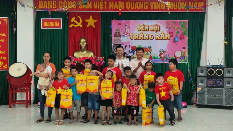 Algunas imágenes de las celebraciones del Festival del Medio Otoño en Truong Sa. Algunas imágenes de las celebraciones del Festival del Medio Otoño en Truong Sa.