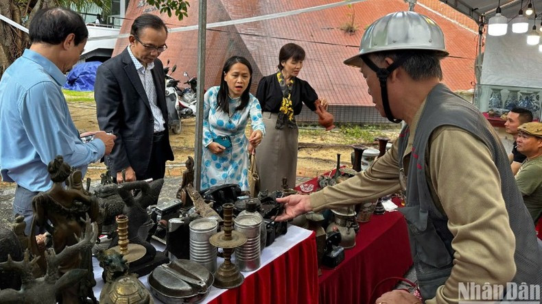 En la zona de objetos antiguos.