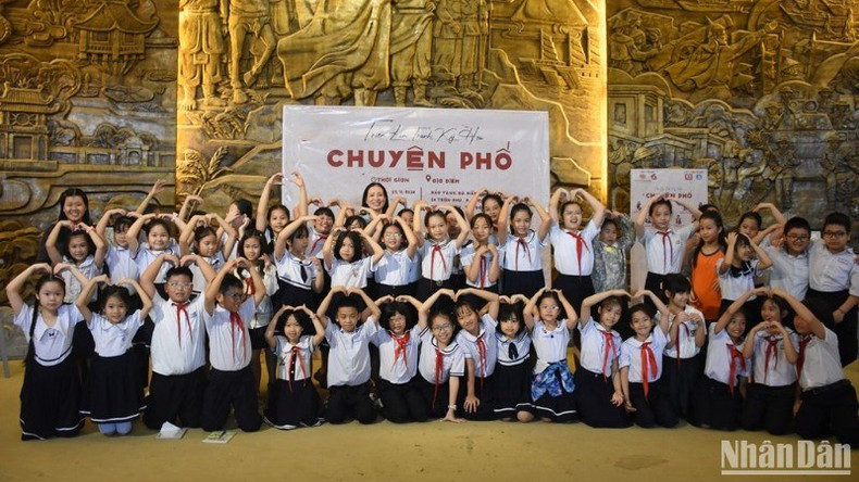 Una maestra de primaria local y sus alumnos visitan el festival.