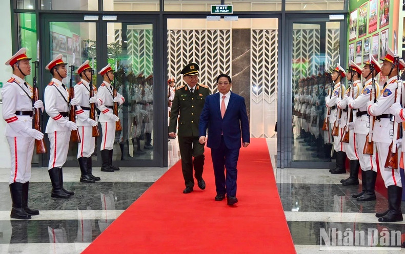 El dirigente llega al lugar de la conferencia. El dirigente llega al lugar de la conferencia.