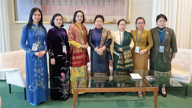En las conversaciones entre la vicepresidenta de la Asamblea Nacional de Vietnam Nguyen Thi Thanh y la jefa de la Unión de Mujeres de Laos, Aly Vongnobountham (cuarta desde derecha). (Fotografía: VNA)