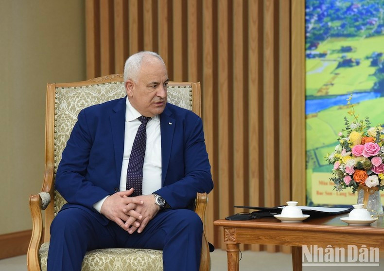 Al felicitar los logros recientes de Vietnam, el ministro del Interior del país de Medio Oriente expresó su deseo de concretar aún más el amplio margen de cooperación bilateral. Al felicitar los logros recientes de Vietnam, el ministro del Interior del país de Medio Oriente expresó su deseo de concretar aún más el amplio margen de cooperación bilateral.