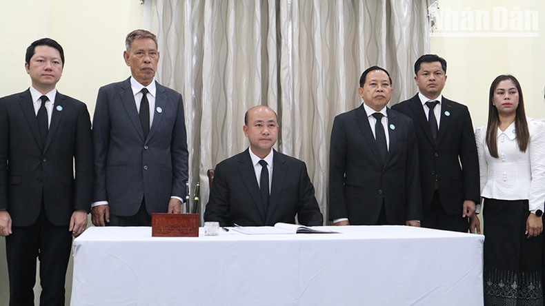 El vice primer ministro y secretario general del Frente de Solidaridad para el Desarrollo de Camboya, Hun Many, firma el libro de condolencias.