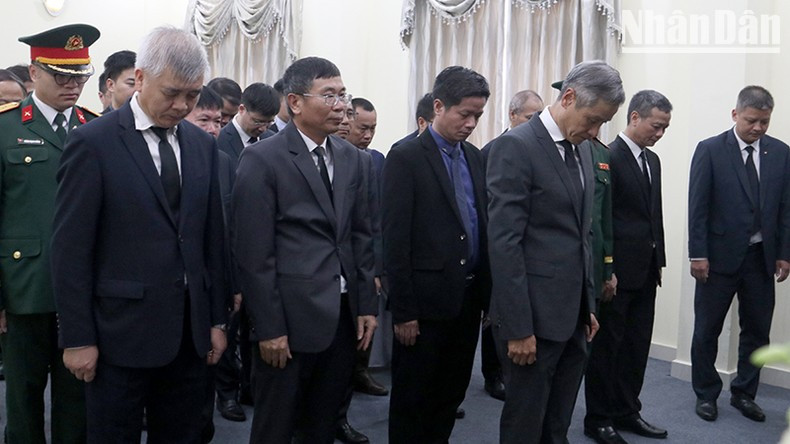 La delegación de empleados de la Embajada y agencias de representación de Vietnam en Camboya, encabezada por el jefe de esa misión diplomática, Nguyen Minh Vu, guarda un minuto de silencio en honor al expresidente Tran Duc Luong.