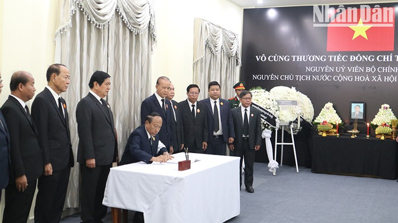 Ek Sam Ol, jefe de la Comisión de Inspección del Comité Central del Partido Popular de Camboya, firma el libro de condolencias.
