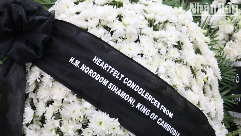 El rey de Camboya, Norodom Sihamoni, envía una ofrenda floral al servicio fúnebre.