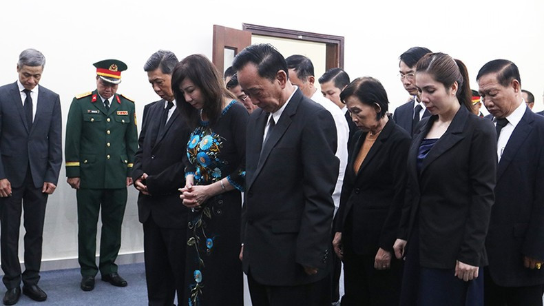 El Comité Ejecutivo de la Asociación Jemer-Vietnam en Camboya y compatriotas vietnamitas rinden homenaje al extinto dirigente.