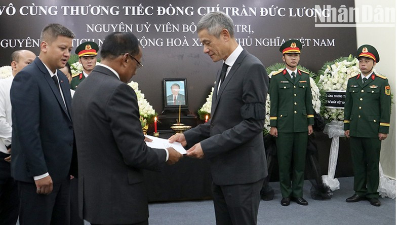 Vong Soth, vicepresidente de la Asamblea Nacional de Camboya, entrega, por conducta de la Embajada, la carta de condolencias de la presidenta de la Asamblea Nacional de Camboya, Samdech Moha Rathsapheathika Thipadei Khuon Sudary, para su homólogo vietnamita Tran Thanh Man.