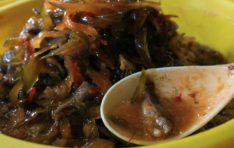 El ‘mam’ cocinado con ‘ca chot’ (pescado ‘Mystus vittatus’) y encurtidos.