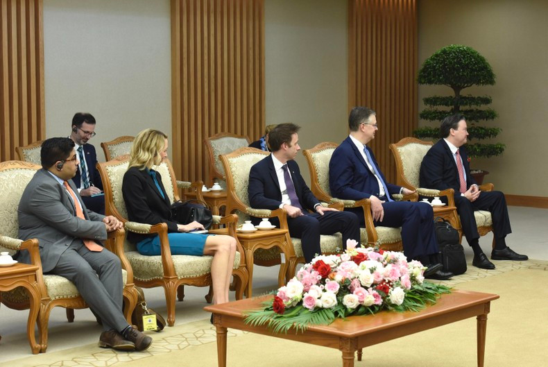 El embajador de Washington en Hanói, Marc E. Knapper, y funcionarios connacionales. El embajador de Washington en Hanói, Marc E. Knapper, y funcionarios connacionales.