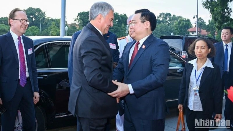 El presidente de la Asamblea Nacional de Vietnam, Vuong Dinh Hue, recibe al titular de la Duma Estatal de Rusia, Vyacheslav Viktorovich Volodin.