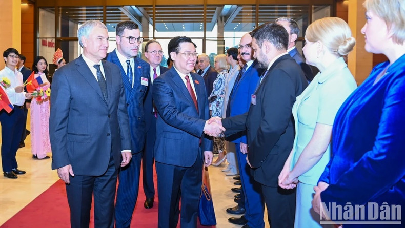 El dirigente vietnamita saluda a los delegados rusos.