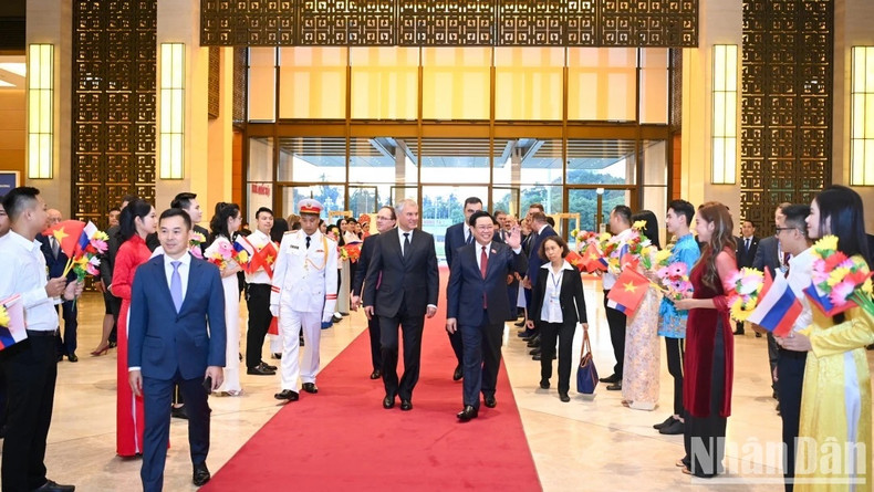 Reciben al diputado ruso empleados de la Oficina Parlamentaria de Vietnam.