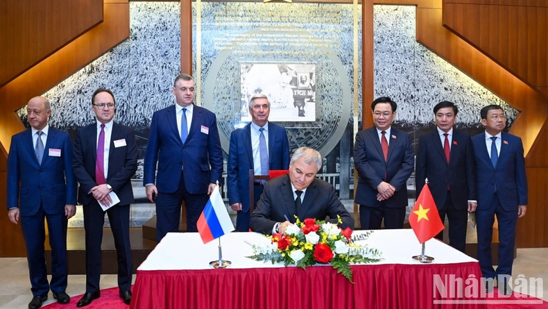 El dirigente ruso escribe en el libro de visita en la sala memorial.