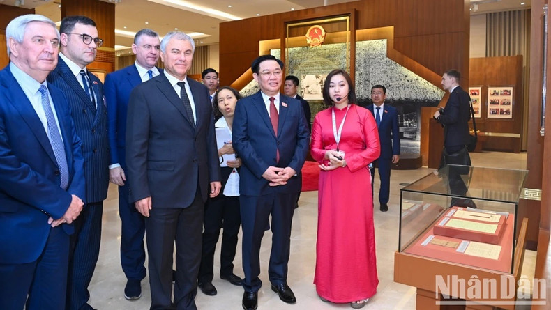 Los delegados visitan la sala memorial de la Asamblea Nacional de Vietnam.
