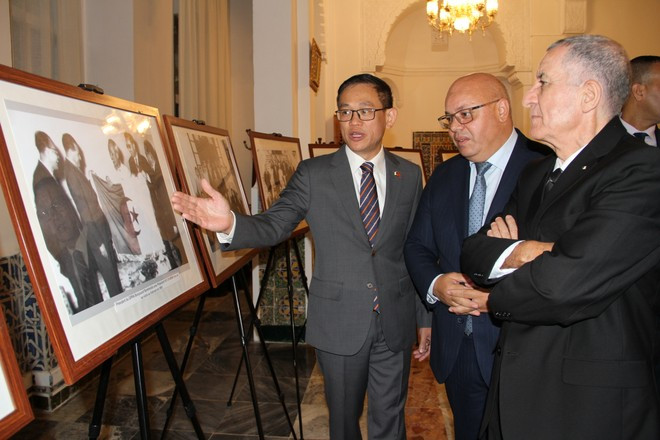 El ministro argelino de Muyahidines (Veteranos de guerra) y titulares de Derechos, Laid Rebiga, recibe al embajador vietnamita en Argelia, Tran Quoc Khanh, y a un equipo de filmación vietnamita en abril de 2024 para realizar un documental sobre la victoria de Dien Bien Phu. (Fotografía: VNA)