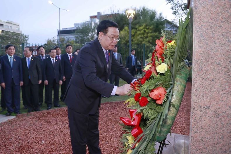 La delegación parlamentaria de Vietnam cocola una corona floral en la estatua del Presidente Ho Chi Minh en Buenos Aires.
