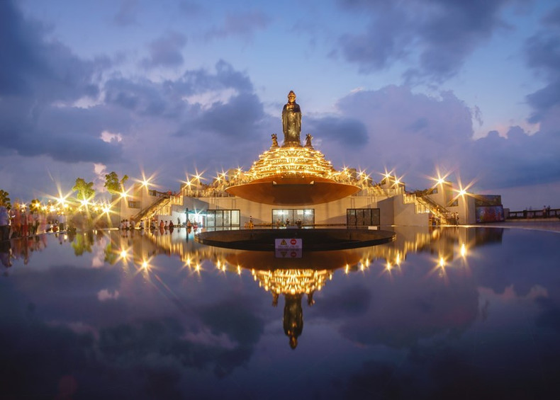 La estatua de Buda Tay Bo Da Son tiene una altura de 72 metros y se decora exquisitamente. La estatua de Buda Tay Bo Da Son tiene una altura de 72 metros y se decora exquisitamente.