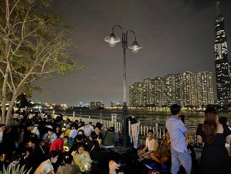 Tenderetes de café en el parque del muelle de Bach Dang y la nueva área urbana de Thu Thiem, en la ciudad municipal de Thu Duc), se convierten en miradores de los fuegos artificiales para muchos ciudadanos. (Fotografía: kinhtedothi.vn) Tenderetes de café en el parque del muelle de Bach Dang y la nueva área urbana de Thu Thiem, en la ciudad municipal de Thu Duc), se convierten en miradores de los fuegos artificiales para muchos ciudadanos. (Fotografía: kinhtedothi.vn)