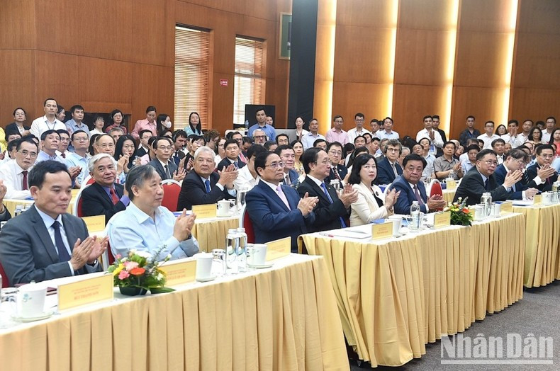 Minh Chinh y delegados al acto. Minh Chinh y delegados al acto.