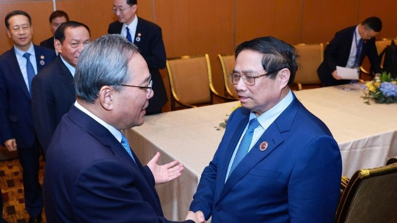 Los dos jefes de Gobierno se charlan.