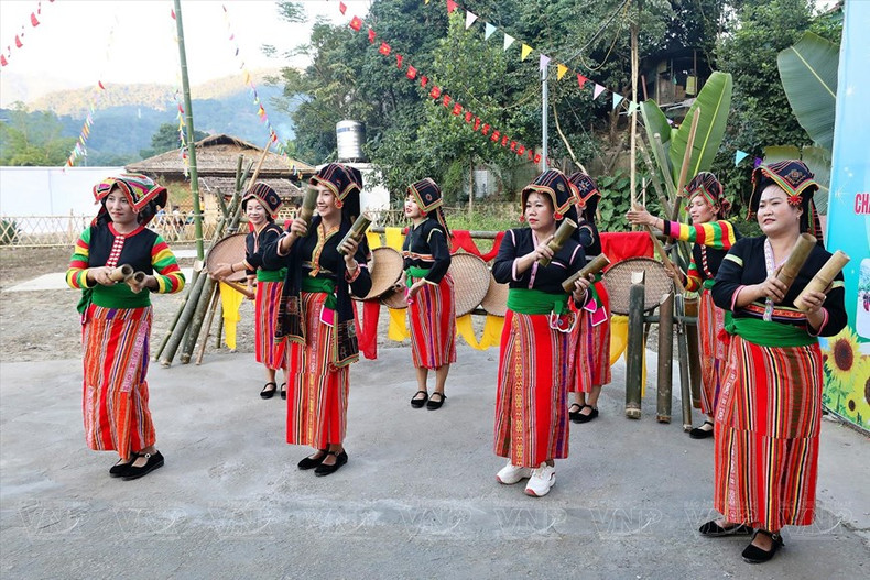 Muchachas de la etnia Cong presentan una danza tradicional. Muchachas de la etnia Cong presentan una danza tradicional.