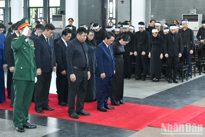 La delegación del Comité de Asuntos Étnicos del Gobierno rinde homenaje al secretario general Nguyen Phu Trong.