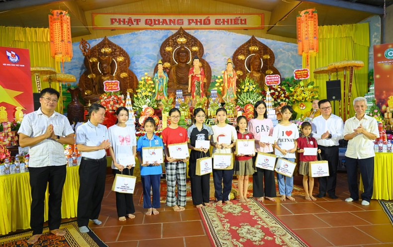 En la ocasión se entregaron 10 regalos de la Asociación de Periodistas Vietnamitas a estudiantes de escasos recursos que tienen buen resultado de aprendizaje en la comuna local de Hung Loc. En la ocasión se entregaron 10 regalos de la Asociación de Periodistas Vietnamitas a estudiantes de escasos recursos que tienen buen resultado de aprendizaje en la comuna local de Hung Loc.