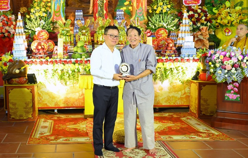 El compañero Le Quoc Minh entrega la placa conmemorativa de la Asociación de Periodistas Vietnamitas a Tran Van Hien, ex redactor-subjefe del periódico Nghe An, quien ha dedicado más de 15 años a la recopilación de información para identificar a los 512 colegas mártires y organizar su veneración en la pagoda de Da. El compañero Le Quoc Minh entrega la placa conmemorativa de la Asociación de Periodistas Vietnamitas a Tran Van Hien, ex redactor-subjefe del periódico Nghe An, quien ha dedicado más de 15 años a la recopilación de información para identificar a los 512 colegas mártires y organizar su veneración en la pagoda de Da.