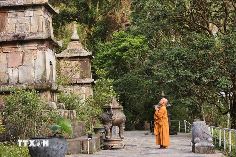 Frente a la pagoda de Ngoa Van, se encuentra una antigua torre donde se guardan partes de las reliquias del rey-monje Tran Nhan Tong. Frente a la pagoda de Ngoa Van, se encuentra una antigua torre donde se guardan partes de las reliquias del rey-monje Tran Nhan Tong.