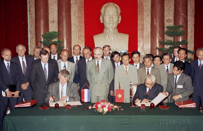 El 12 de junio de 1995, en Hanói, los primeres ministros de Vietnam, Vo Van Kiet, y de los Países Bajos, Wim Kok, firman la Declaración Conjunta de Intenciones sobre el fortalecimiento de la cooperación entre los dos países.