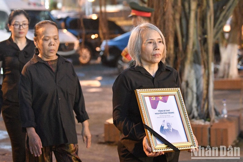 Muchos vienen con retrato del extinto líder.