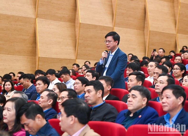 Otros votantes plantean sus puntos de vista.