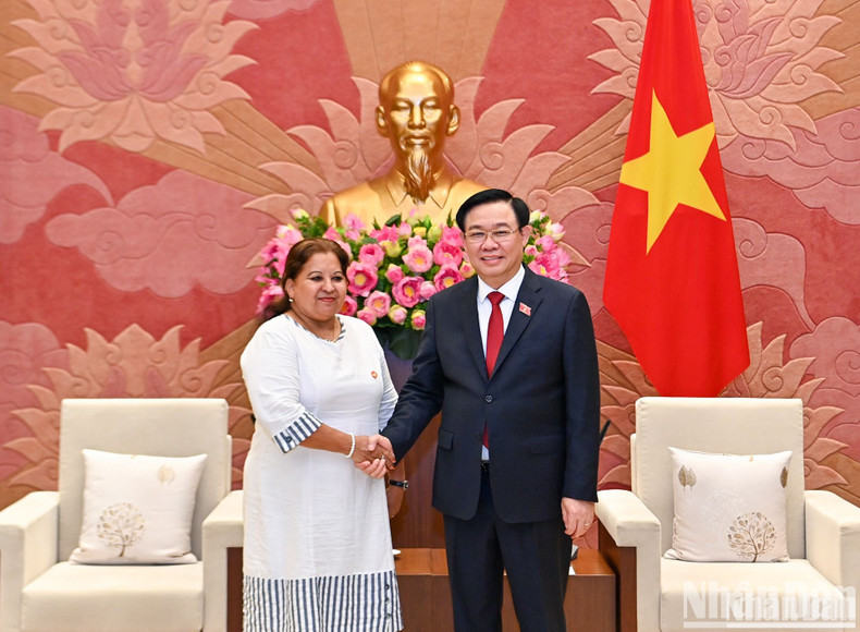 El dirigente da la bienvenida a la funcionaria cubana.