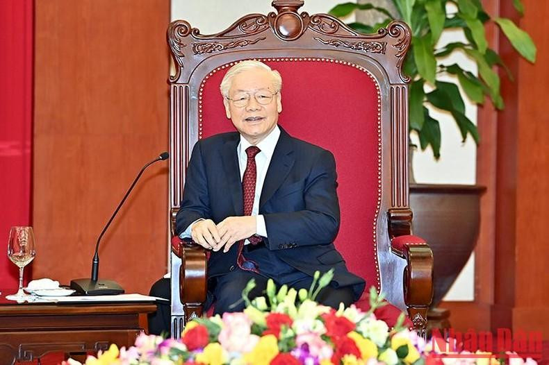 El dirigente anfitrión da sus palabras.