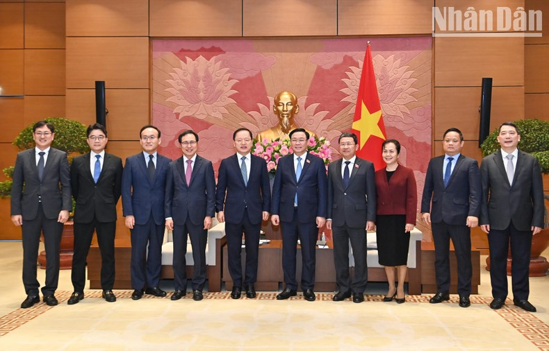 Los delegados posan para una foto. Los delegados posan para una foto.