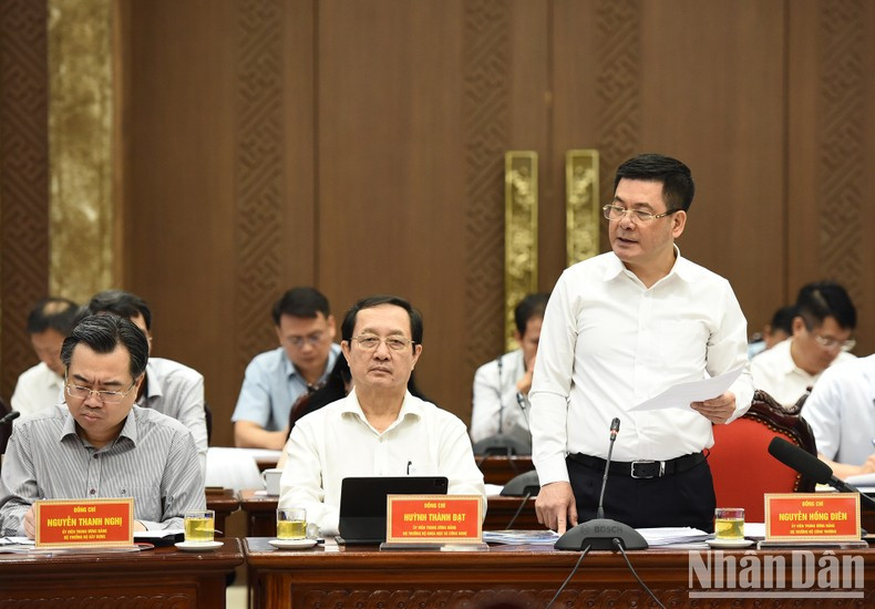 El ministro de Industria y Comercio, Nguyen Hong Dien, habla del despliegue de un proyecto de desarrollo del complejo de industria procesadora y venta de productos agrícolas, forestales y acuícolas en el referido delta.