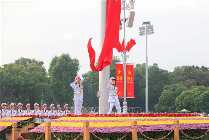 A las 6:00 horas, la bandera nacional ondea en la histórica plaza.