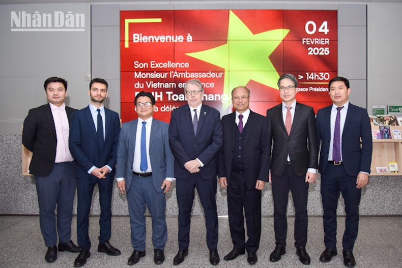 El embajador de Vietnam en Francia, Dinh Toan Thang, posa junto al presidente del Consejo Regional de Gran Este, Christian Debève, y representantes de ambas partes. (Fotografía: Nhan Dan) El embajador de Vietnam en Francia, Dinh Toan Thang, posa junto al presidente del Consejo Regional de Gran Este, Christian Debève, y representantes de ambas partes. (Fotografía: Nhan Dan)