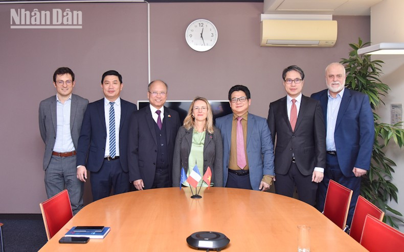 La delegación vietnamita se reúne con Anne-Marie Jean, vicepresidenta de la Eurometrópoli de Estrasburgo. (Fotografía: Nhan Dan) La delegación vietnamita se reúne con Anne-Marie Jean, vicepresidenta de la Eurometrópoli de Estrasburgo. (Fotografía: Nhan Dan)