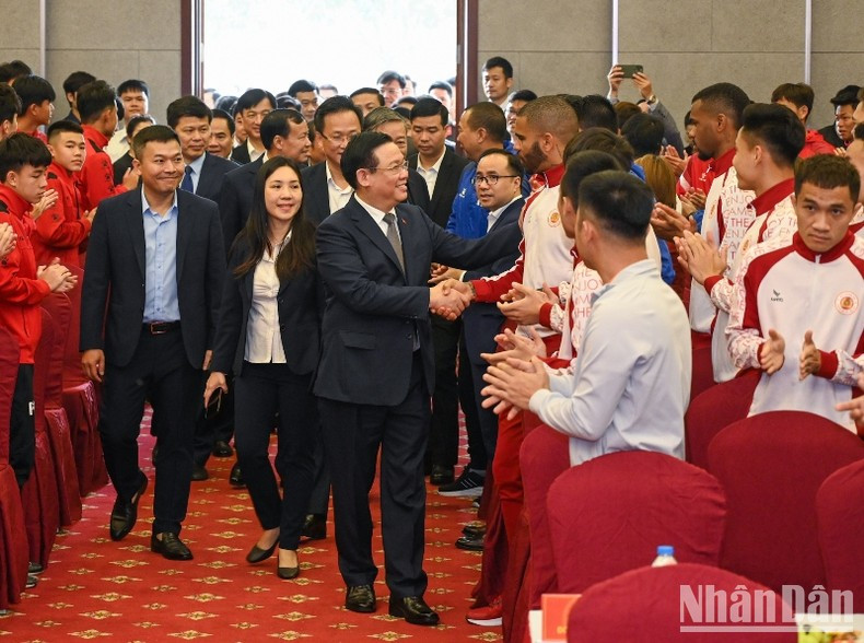 [Foto] Presidente del Parlamento vietnamita visita centro de formación de fútbol juvenil ảnh 7