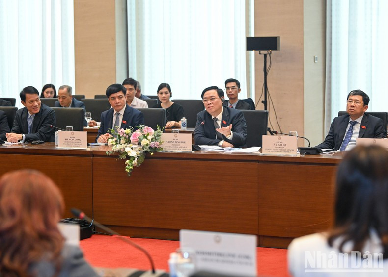 El dirigente parlamentario responde a dudas de los delegados. El dirigente parlamentario responde a dudas de los delegados.