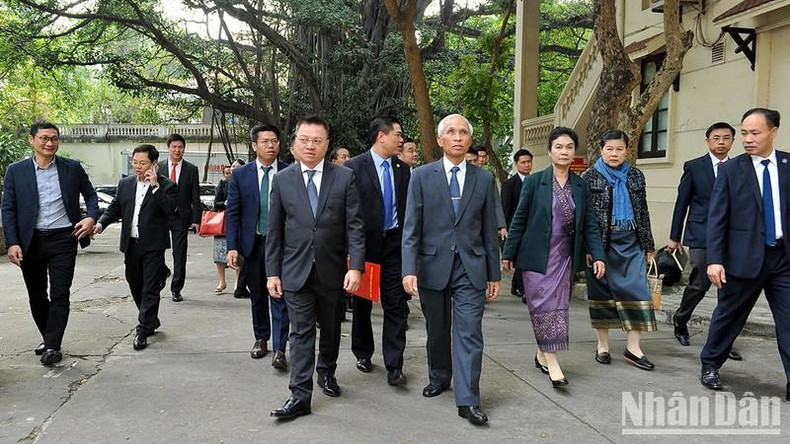 La delegación laosiana llega a la sede de Nhan Dan, órgano de comunicación del Partido Comunista de Vietnam (PCV). La delegación laosiana llega a la sede de Nhan Dan, órgano de comunicación del Partido Comunista de Vietnam (PCV).