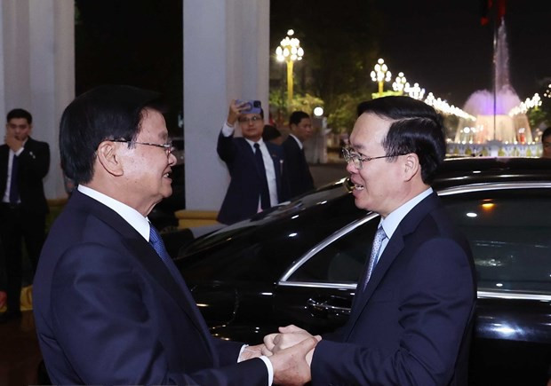 El mandatario laosiano se despide del invitado.