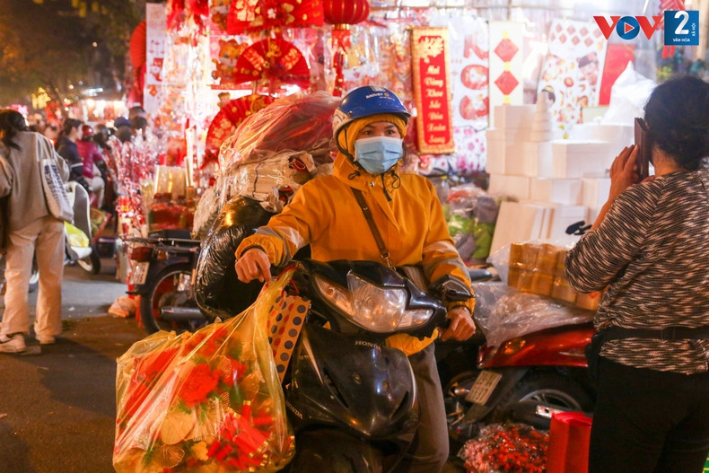 También se transportan ornamentos a otros lugares de venta. También se transportan ornamentos a otros lugares de venta.