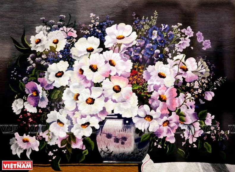 Pintura de bordado de artista de la aldea de Quat Dong.