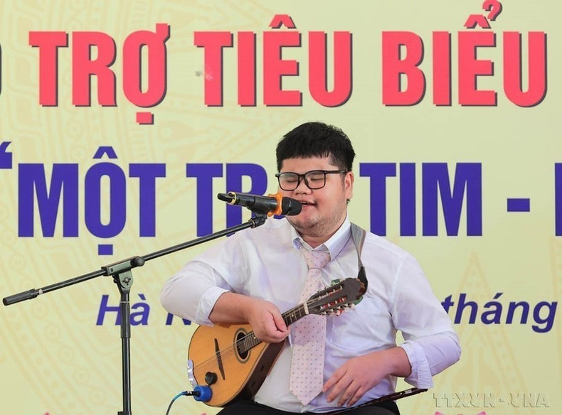 Bui Ngoc Thinh, una persona con discapacidad visual de la provincia de Khanh Hoa que domina 14 instrumentos musicales y ha ganado numerosos premios, habla en una conferencia en homenaje a los discapacitados, huérfanos y benefactores destacados del país, en el marco de la cual también se desarrolló el programa "Un corazón-Un Mundo". Bui Ngoc Thinh, una persona con discapacidad visual de la provincia de Khanh Hoa que domina 14 instrumentos musicales y ha ganado numerosos premios, habla en una conferencia en homenaje a los discapacitados, huérfanos y benefactores destacados del país, en el marco de la cual también se desarrolló el programa "Un corazón-Un Mundo".