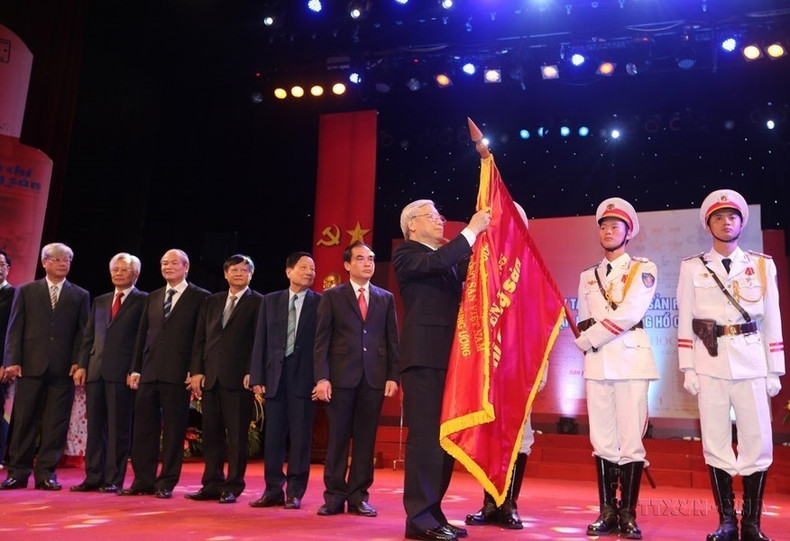 El secretario general Nguyen Phu Trong entrega la Orden Ho Chi Minh a la Revista Comunista en el 85 aniversario de su fundación (Hanói, el 4 de agosto de 2015).